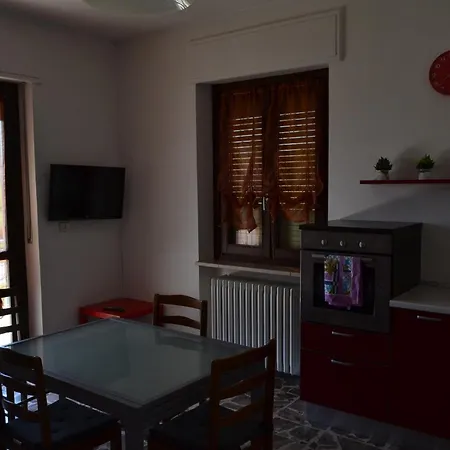 Per 4 Persone Con Due Da Letto E Cucina * Carrù